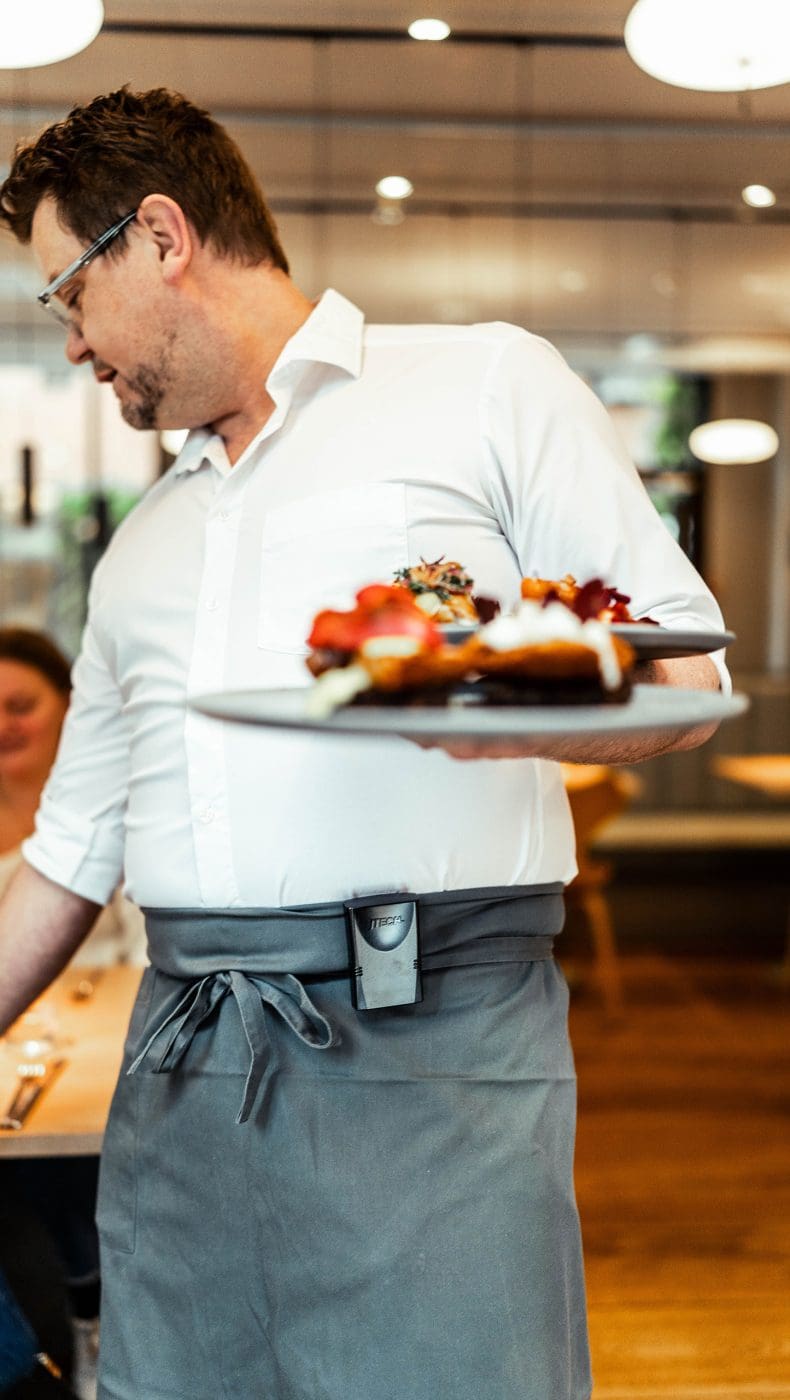 Bild eines Kellners, der Essen serviert