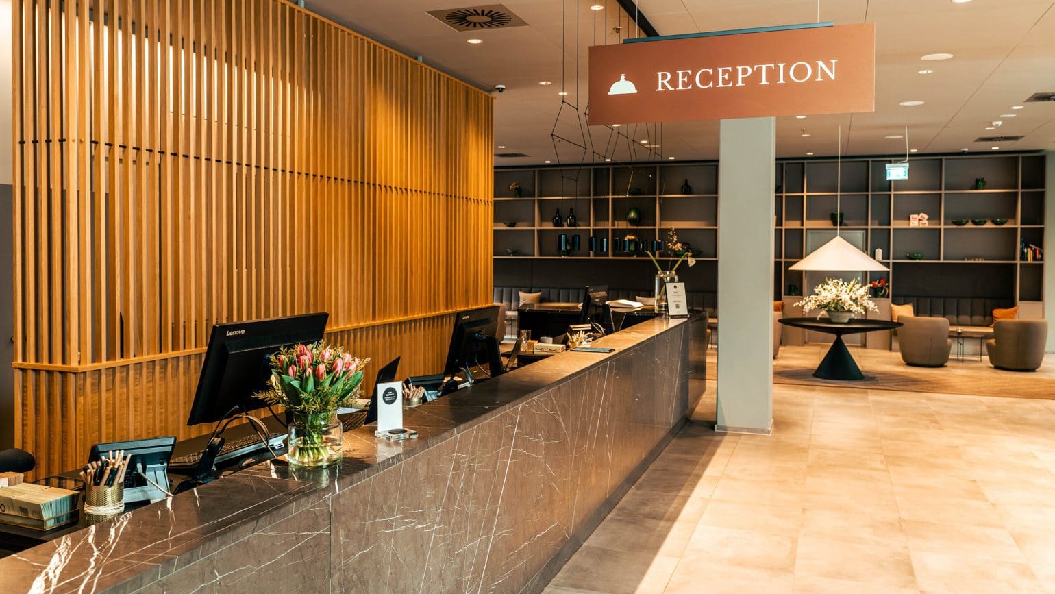 Bild eines leeren Rezeptionstresens