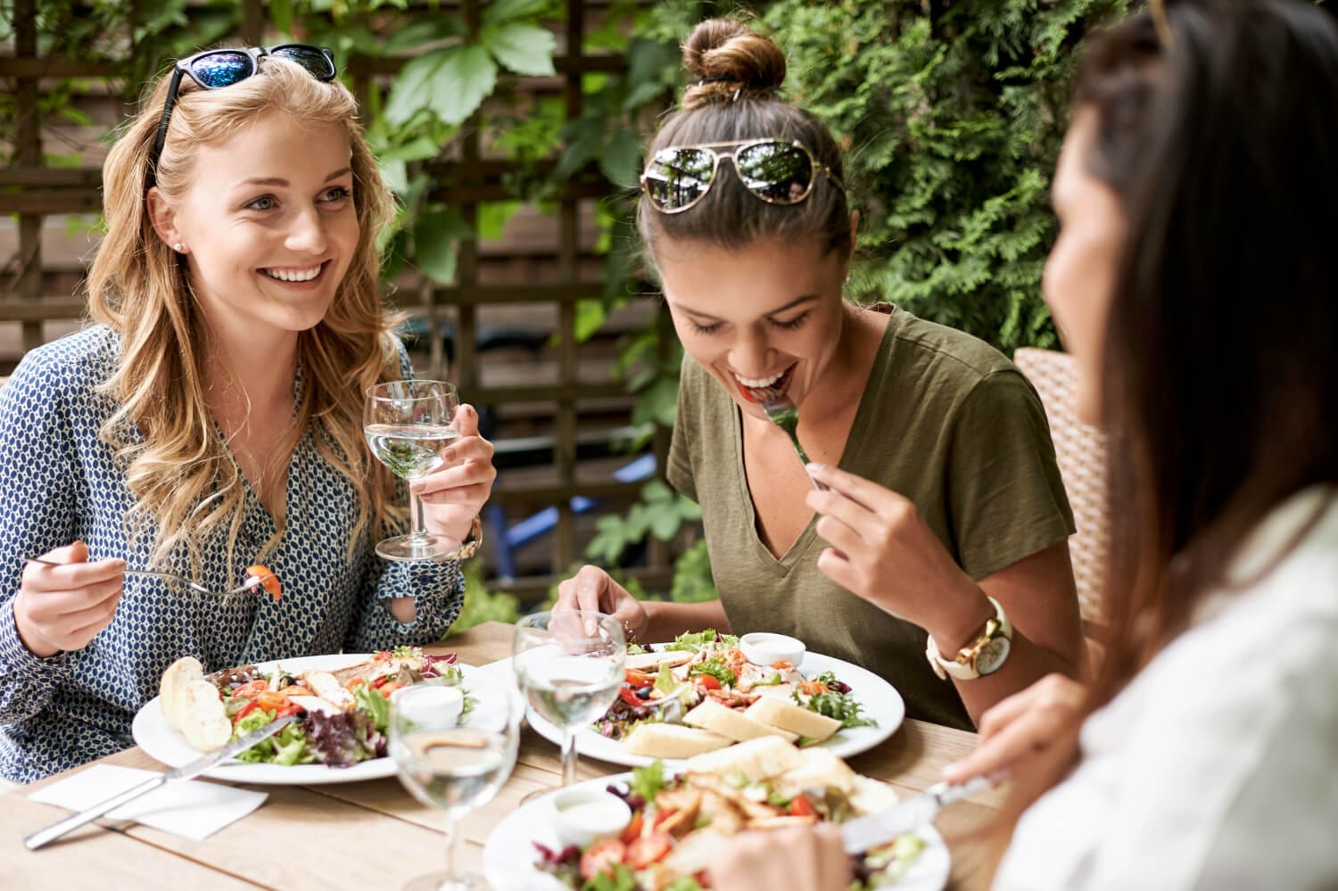 Bild von drei Frauen, die sitzen und zu Mittag essen