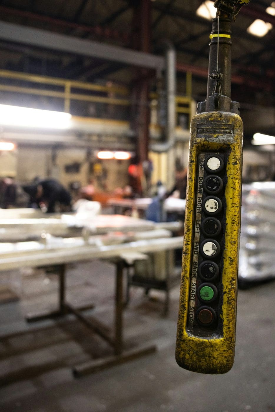 Bild vom Leitstand mit Werkstatt im Hintergrund