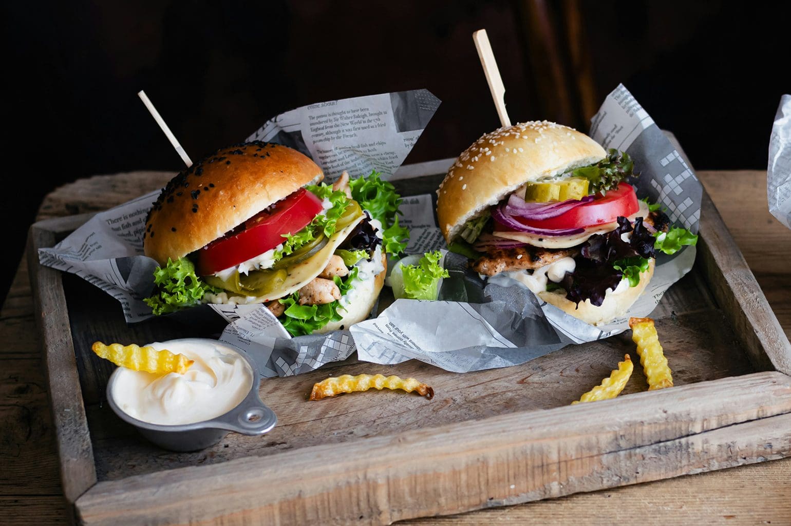 Bild von zwei Burgern auf einer Holzplatte