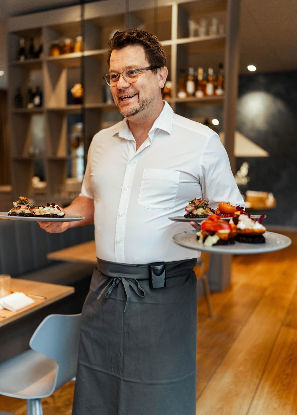 Kellner bringt Gerichte nach einem Kellnerruf