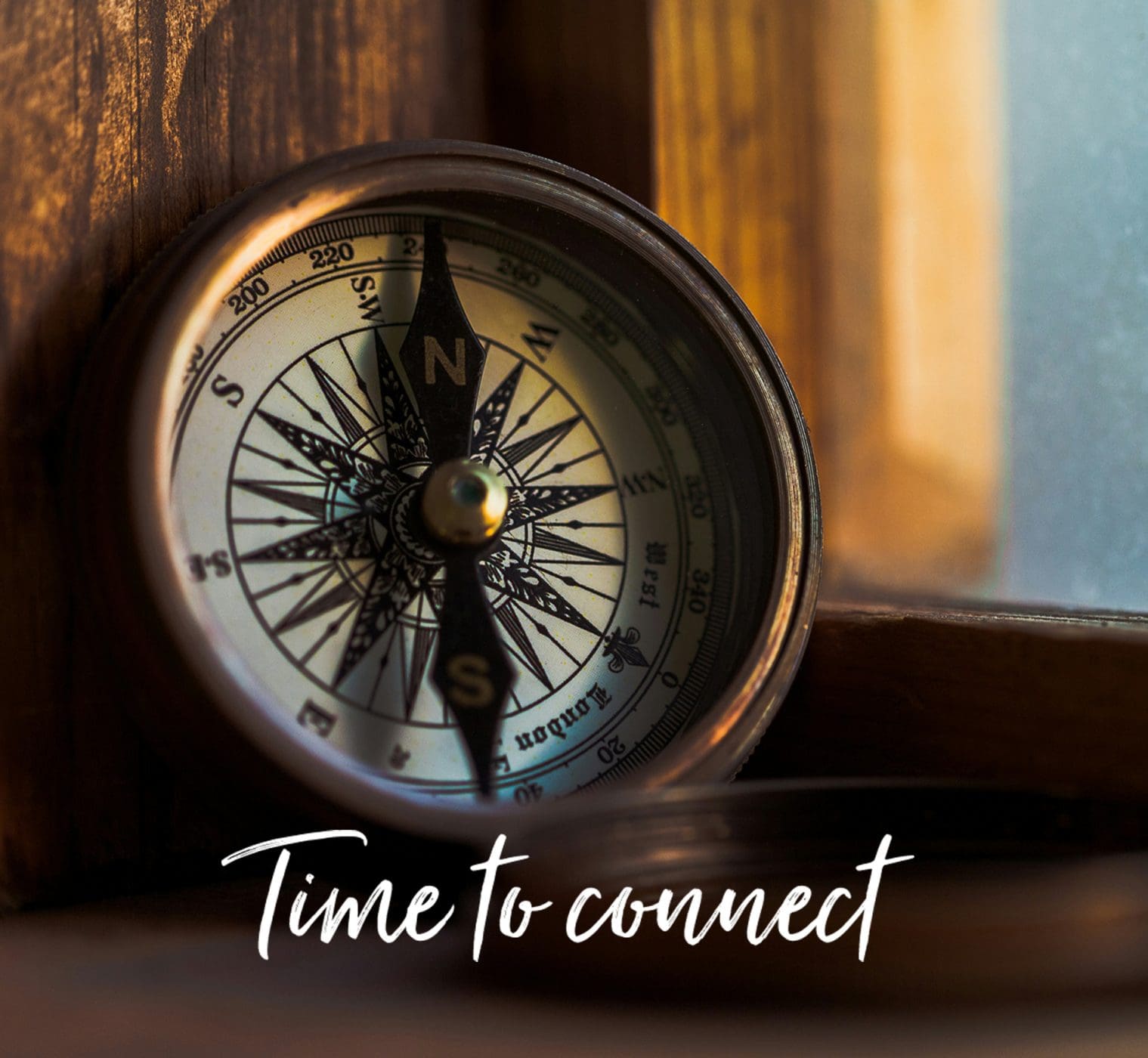 Bild eines Kompasses mit den Worten „Zeit zum Verbinden“ unter dem Kompass