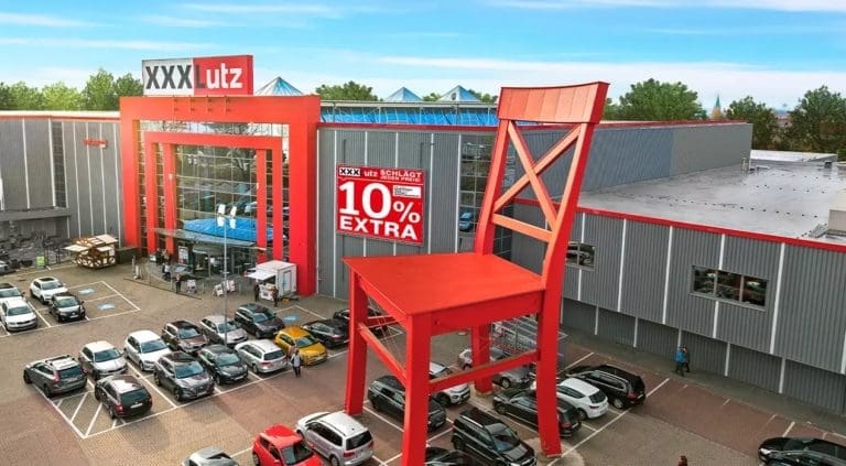 Bild eines riesigen roten Stuhls mitten auf dem XXXLutz-Parkplatz