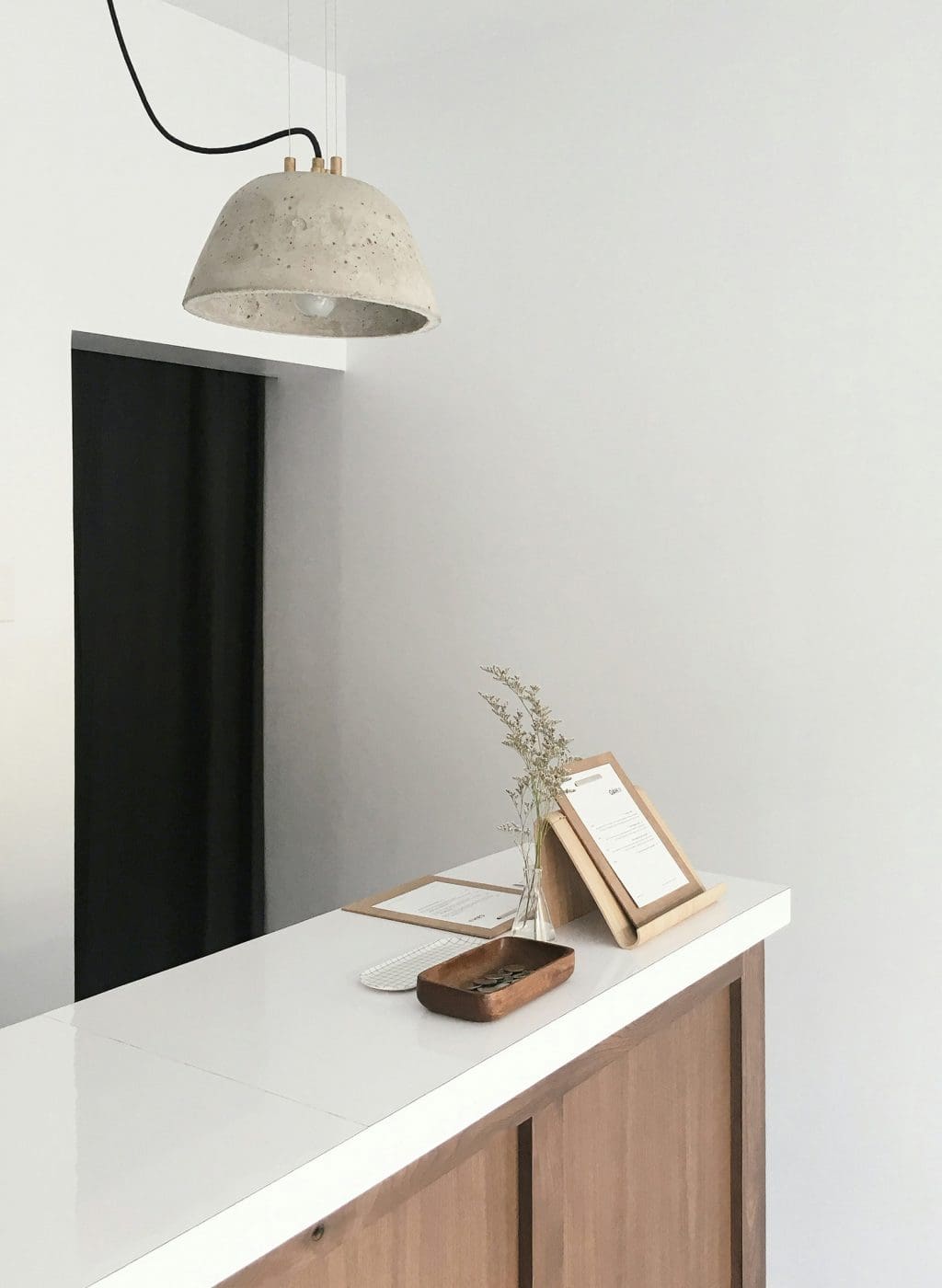 ein heller und sehr weißer Mini-Empfangsbereich