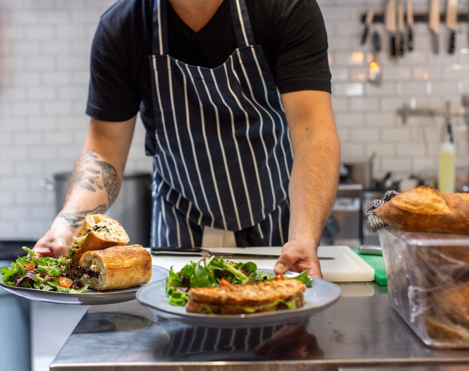 Der Koch bereitet zwei Gerichte zum Servieren vor