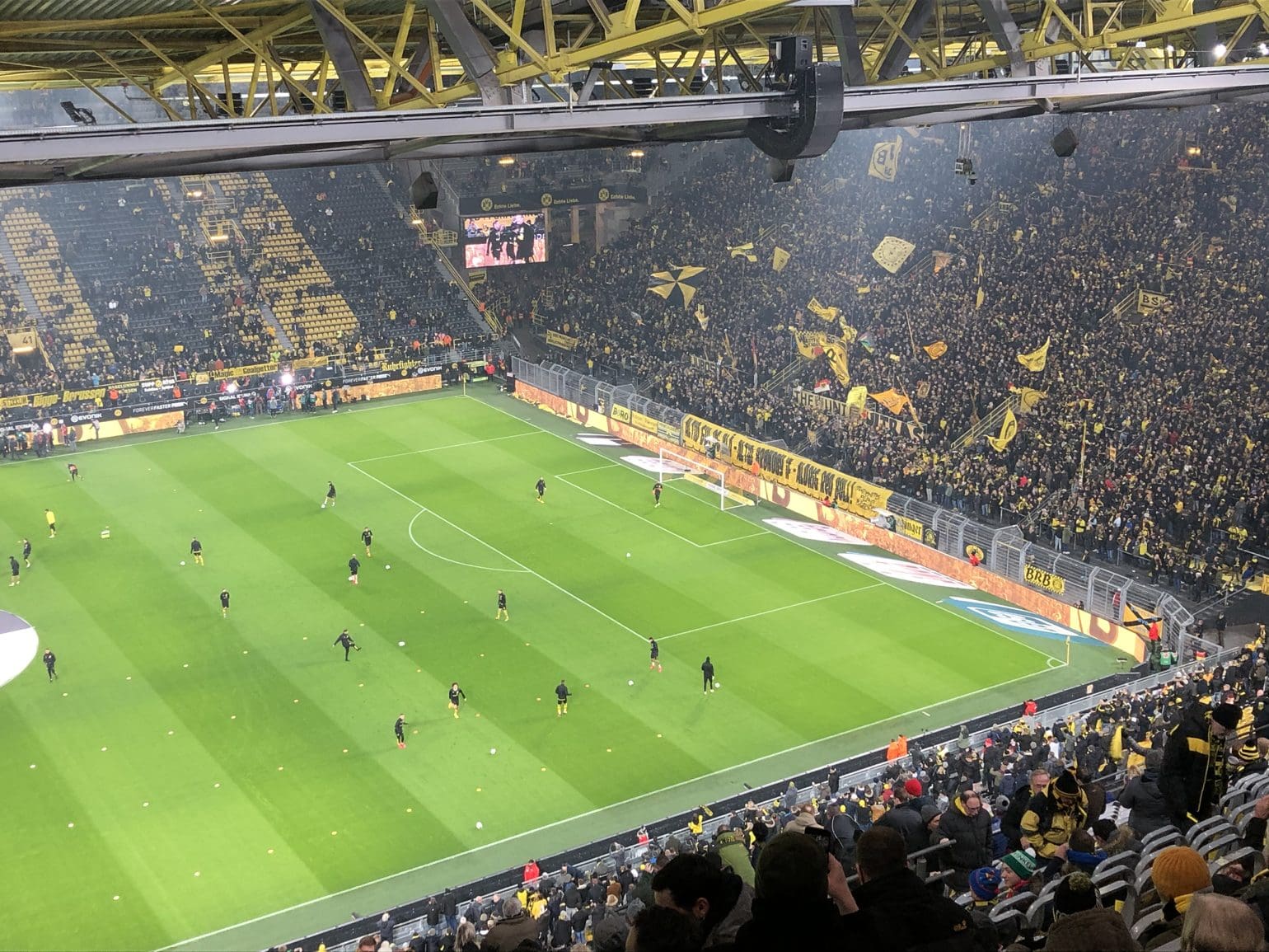 Bild eines Fußballspiels, bei dem Spieler spielen