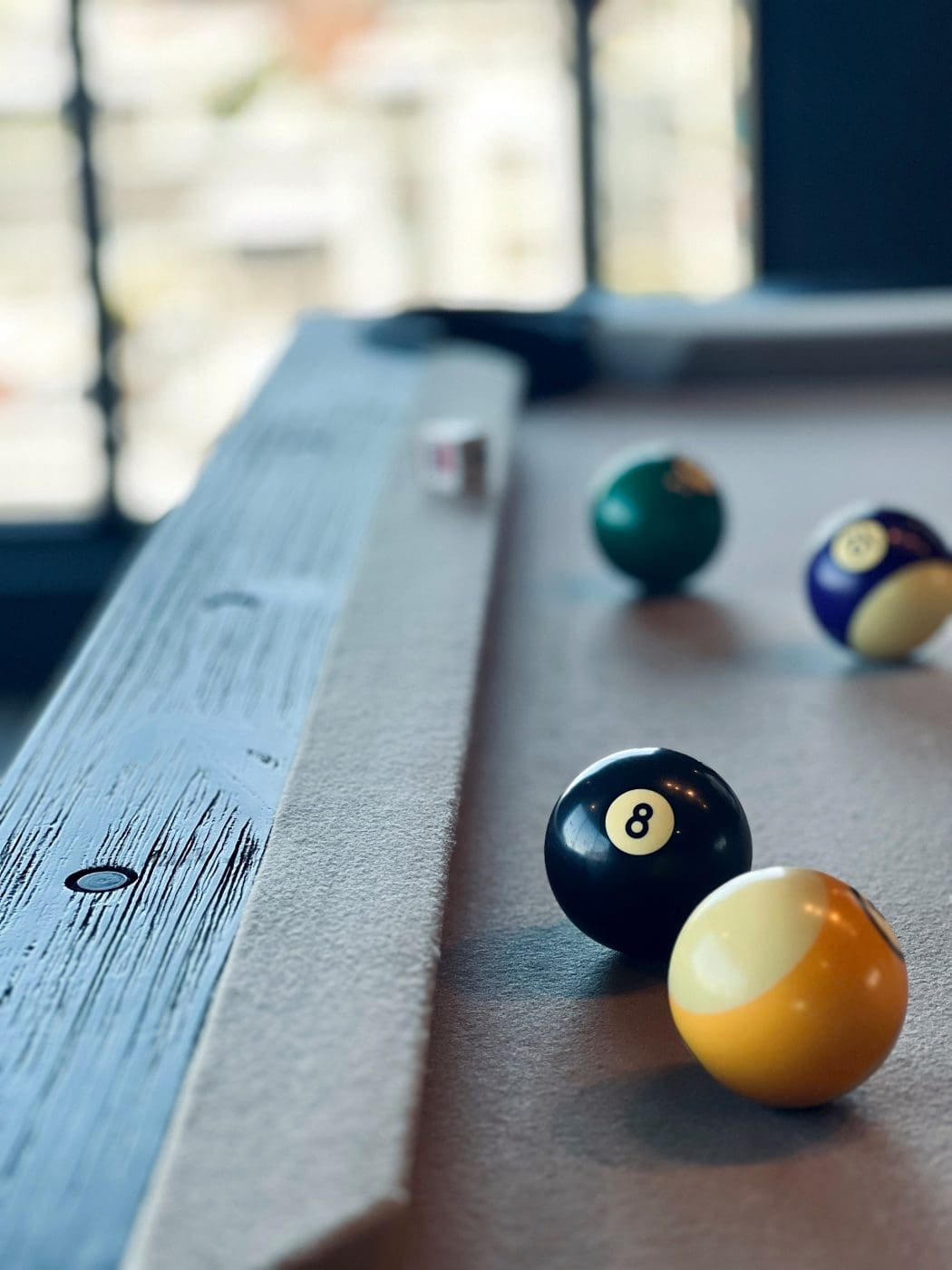 Bild von der Seite eines Billardtisches, auf dem man vier Kugeln sehen kann