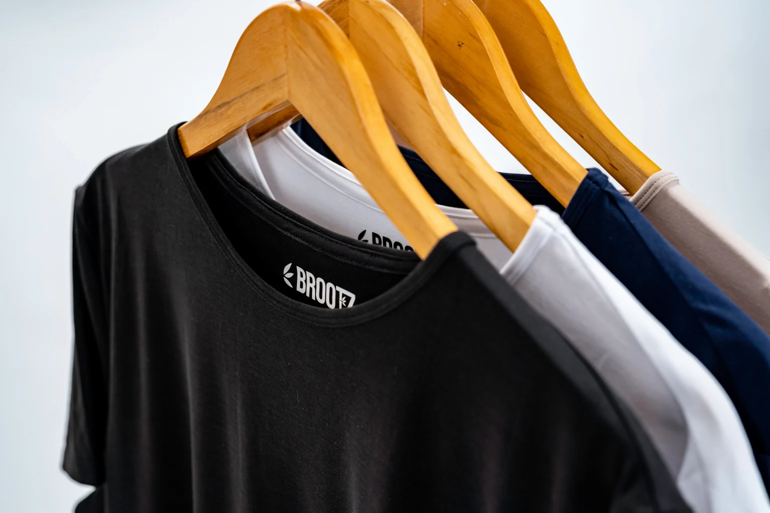 Nahaufnahme von Kleidung auf Kleiderbügeln in einem Einzelhandelsgeschäft – Symbol für Mode, Auswahl und Kundenservice.